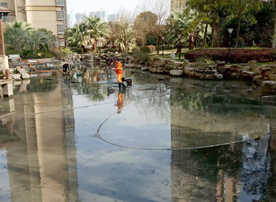 滨江景观池淤泥清理