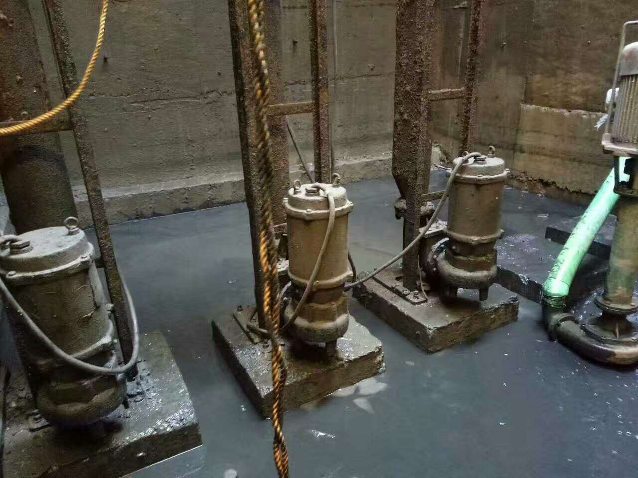 滨江污水池清理