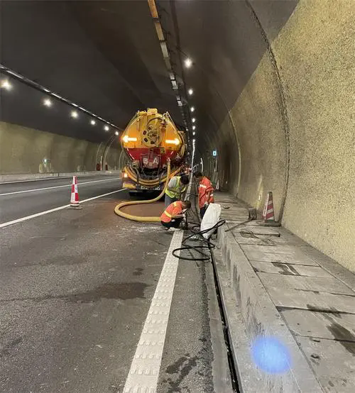 滨江隧道排水渠清淤